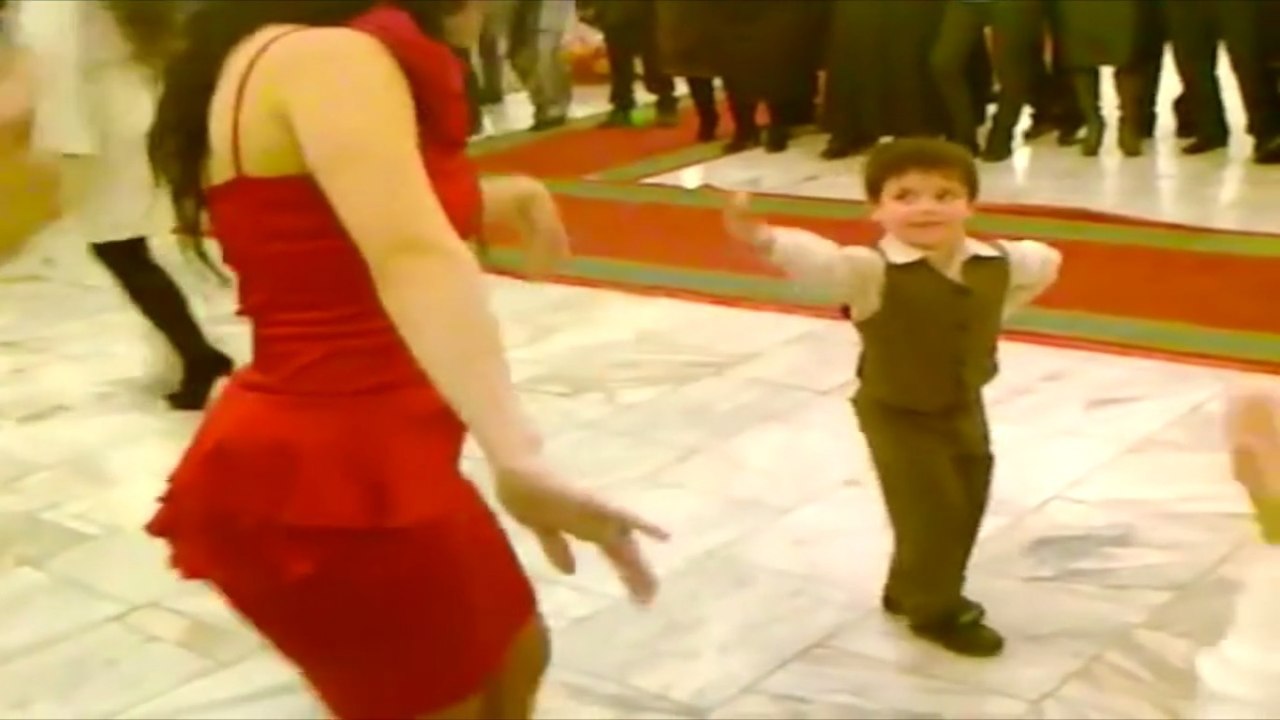 Mit sieben Jahren stellt dieser Junge Profitänzer in den Schatten!