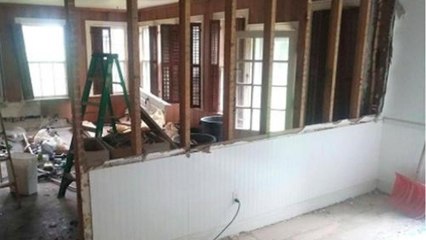Frau reißt eine Wand ein und verwendet den Rest zusammen mit Brettern einer alten Scheune für einen Tisch