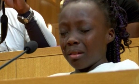 Ein kleines Mädchen prangert die Situation der Afro-Amerikaner an