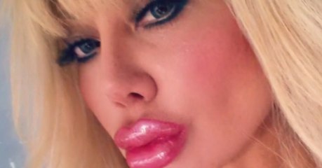 Blondie Bennet tut alles, um dumm wie eine Barbie zu sein