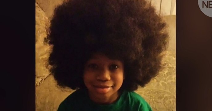 Kleiner Amerikaner lässt seine Haare wachsen um sie anschließend krebskranken Kindern zu spenden.