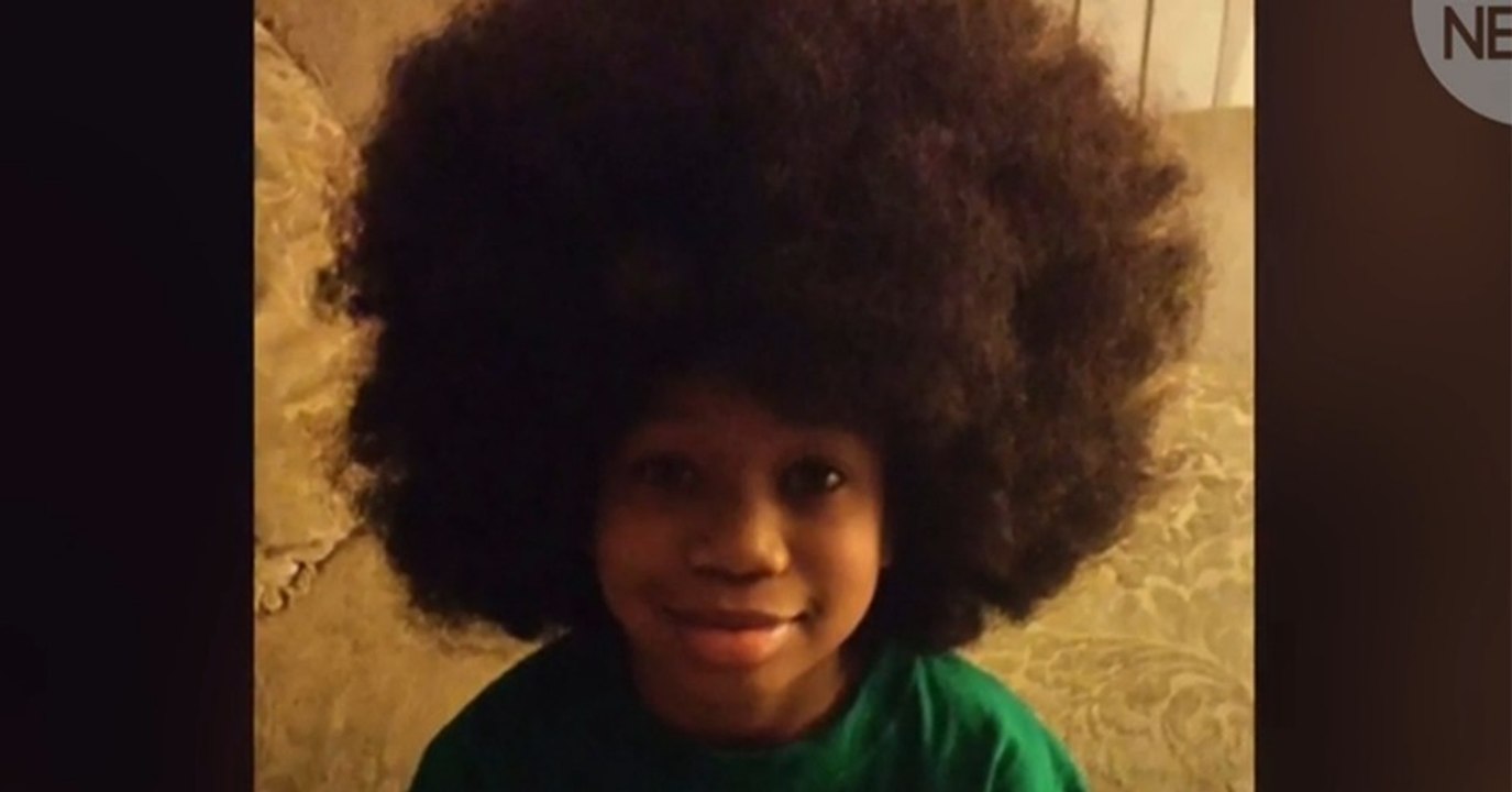 Kleiner Amerikaner lässt seine Haare wachsen um sie anschließend krebskranken Kindern zu spenden.