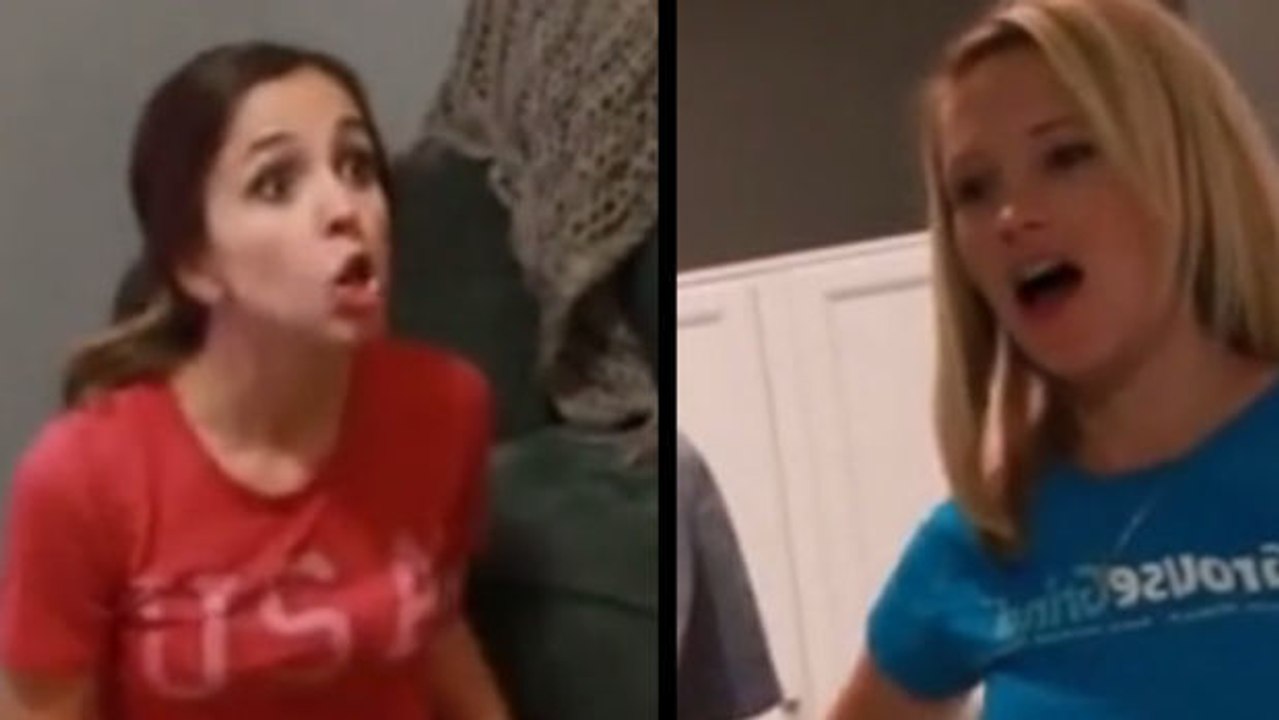 Zwei Schwestern versuchen sich gegenseitig zu überraschen, als sie schwanger sind