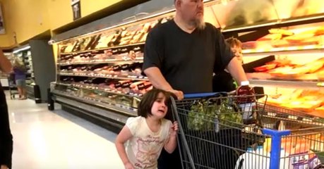 Heimlich fotografiert: Mann misshandelt Tochter mitten im Supermarkt