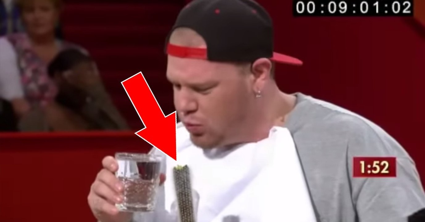 Da steht ein stacheliger Kaktus auf dem Tisch und der Mann hat Hunger...