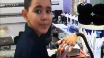 Pone uñas de acrílico para pagar las cirugías de su hermano