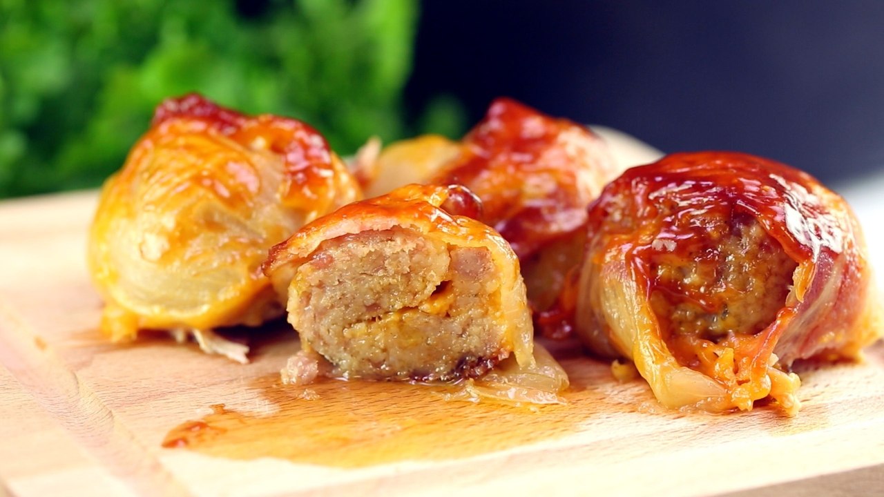 Leckere zwiebel-fleischbällchen mit käse