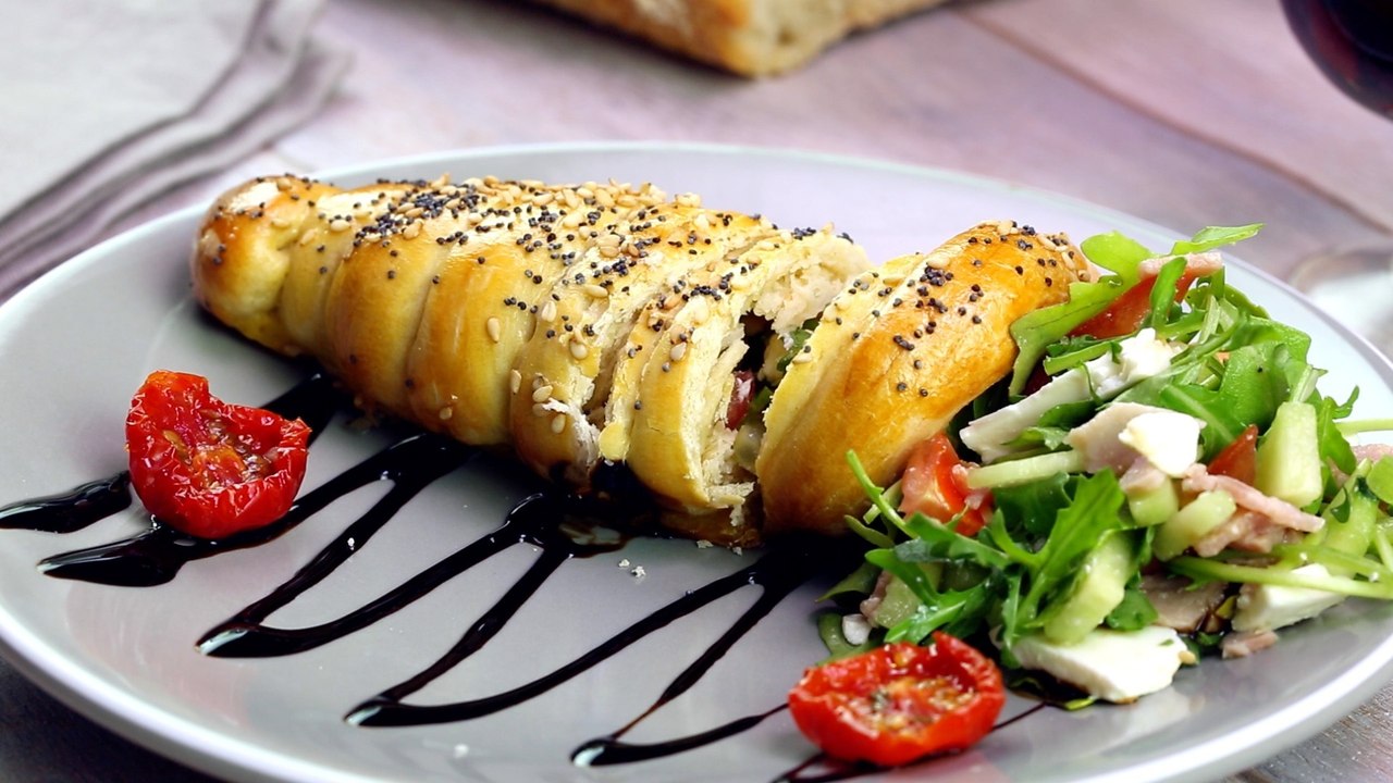 Gefüllte Brot-Hörnchen mit Mohn und Sesam, der klasse Extra-Touch für deinen Salat!