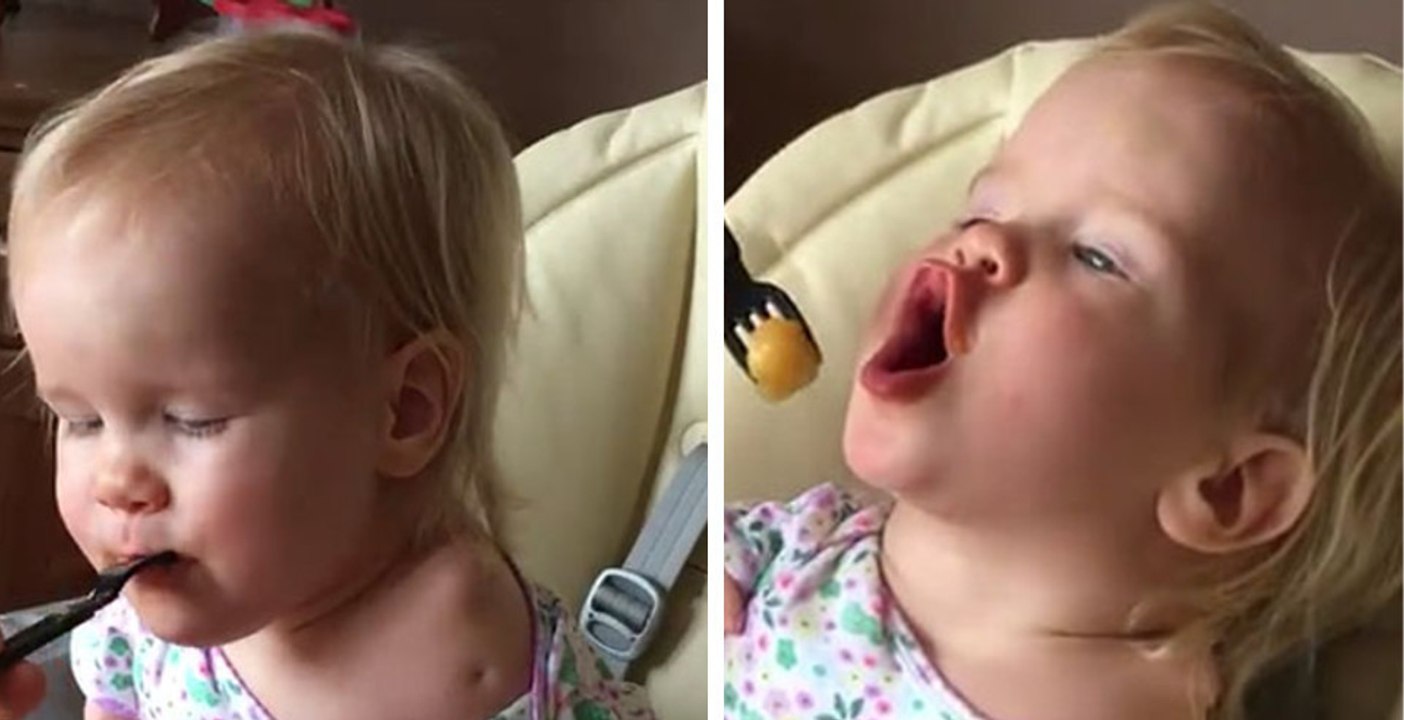 Dieses kleine Mädchen hat keine Arme und muss deshalb beim Essen besonderes Geschick beweisen