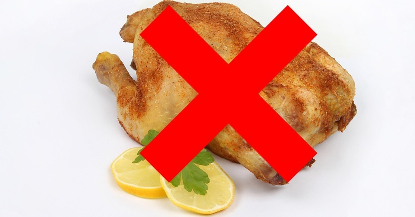 Hähnchen zubereiten Rohes Hähnchenfleisch vor der Zubereitung abzuwaschen, verteilt die