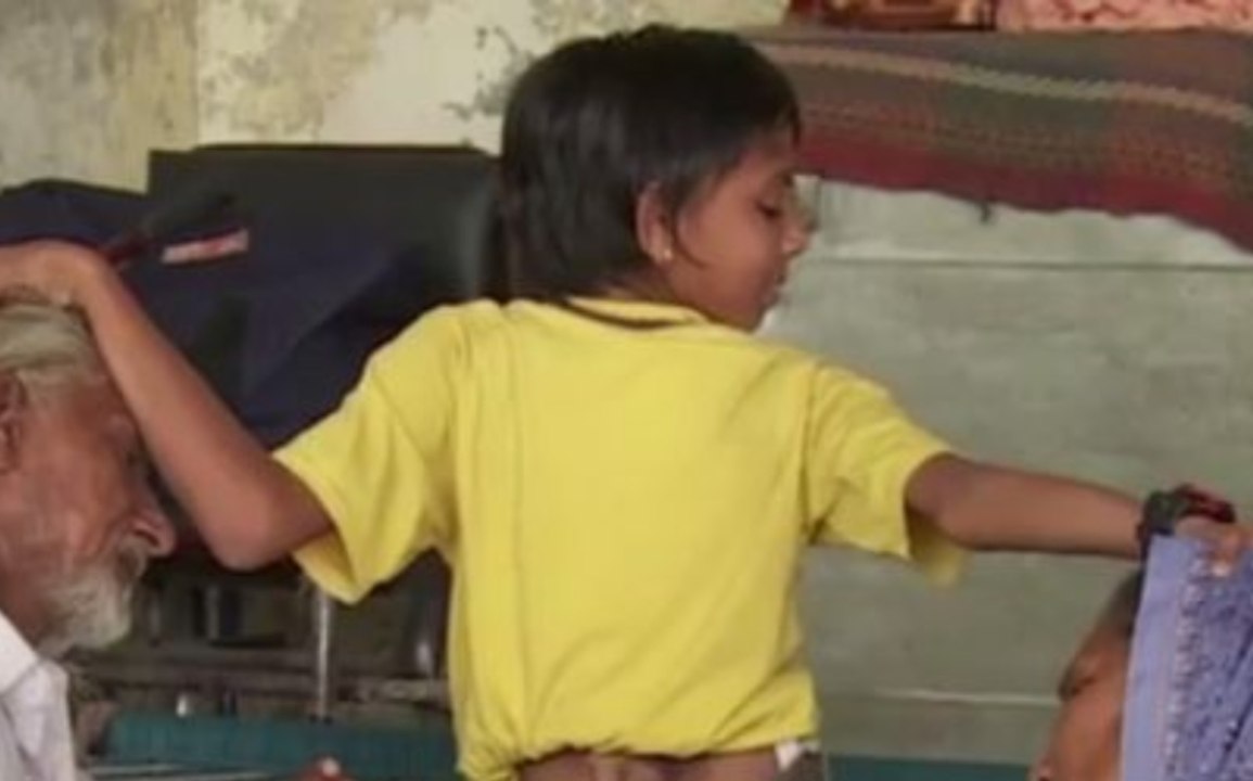 Diesem Jungen wächst ein Tierschwanz auf dem Rücken - doch seine Eltern wollen keine OP!
