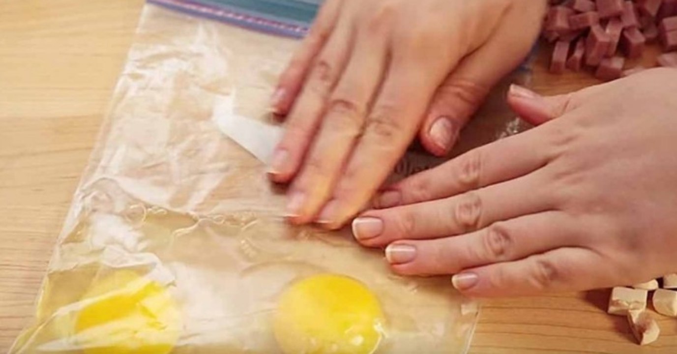 Sie packt die Eier in einen Gefrierbeutel - die Idee ist genial!