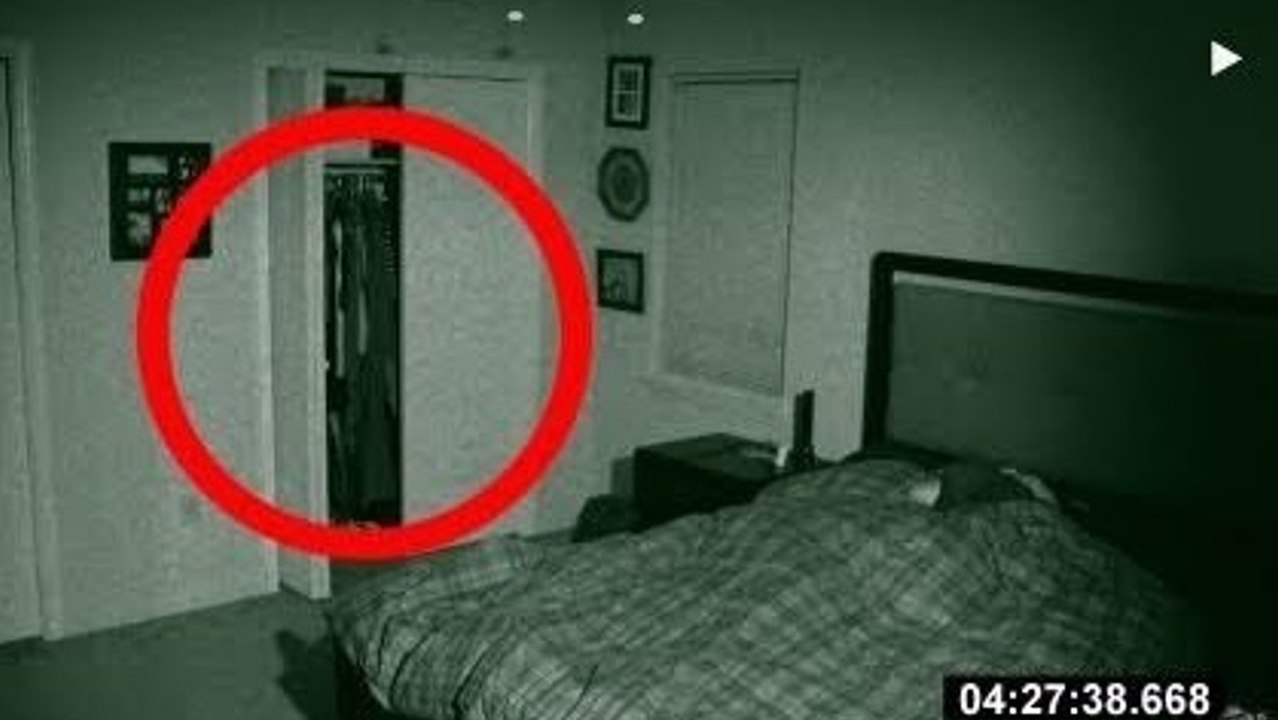 Nachts hören sie komische Geräusche. Was er dann filmt, lässt euch den Atem stocken!