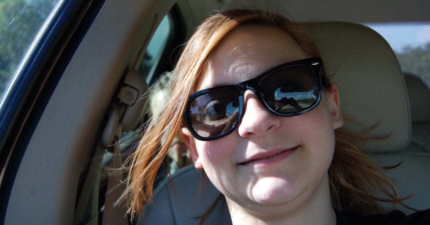 Sie macht ein Selfie im Auto. Was sie auf dem Bild entdeckt, lässt ihr den Atem stocken!