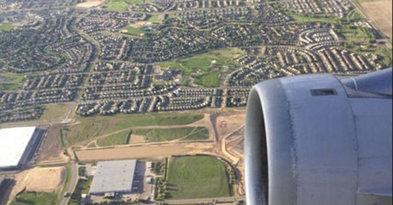 Er fotografiert aus dem Flugzeug heraus die Landschaft. Erst später wird ihm bewusst, was er sieht