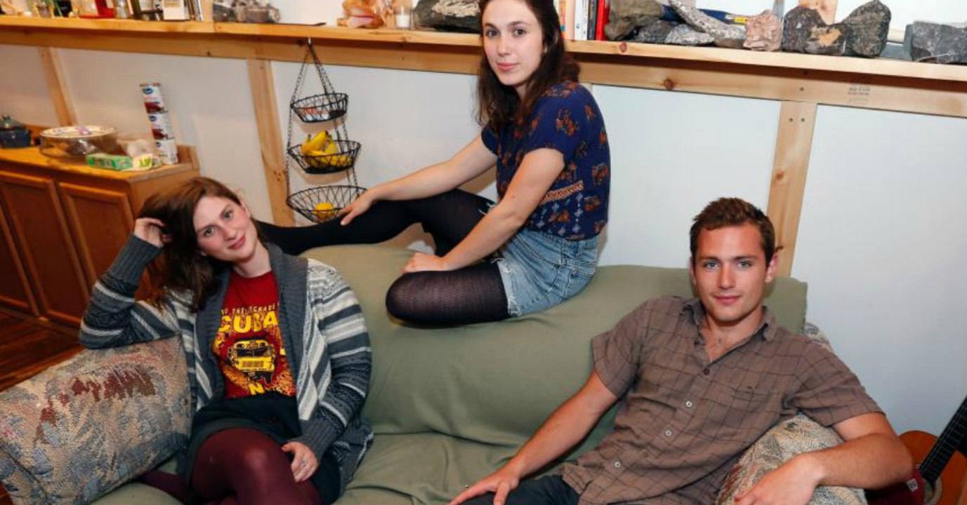 Weil es sich komisch anfühlt: Sie schneiden ihr Sofa auf und machen unfassbaren Fund!