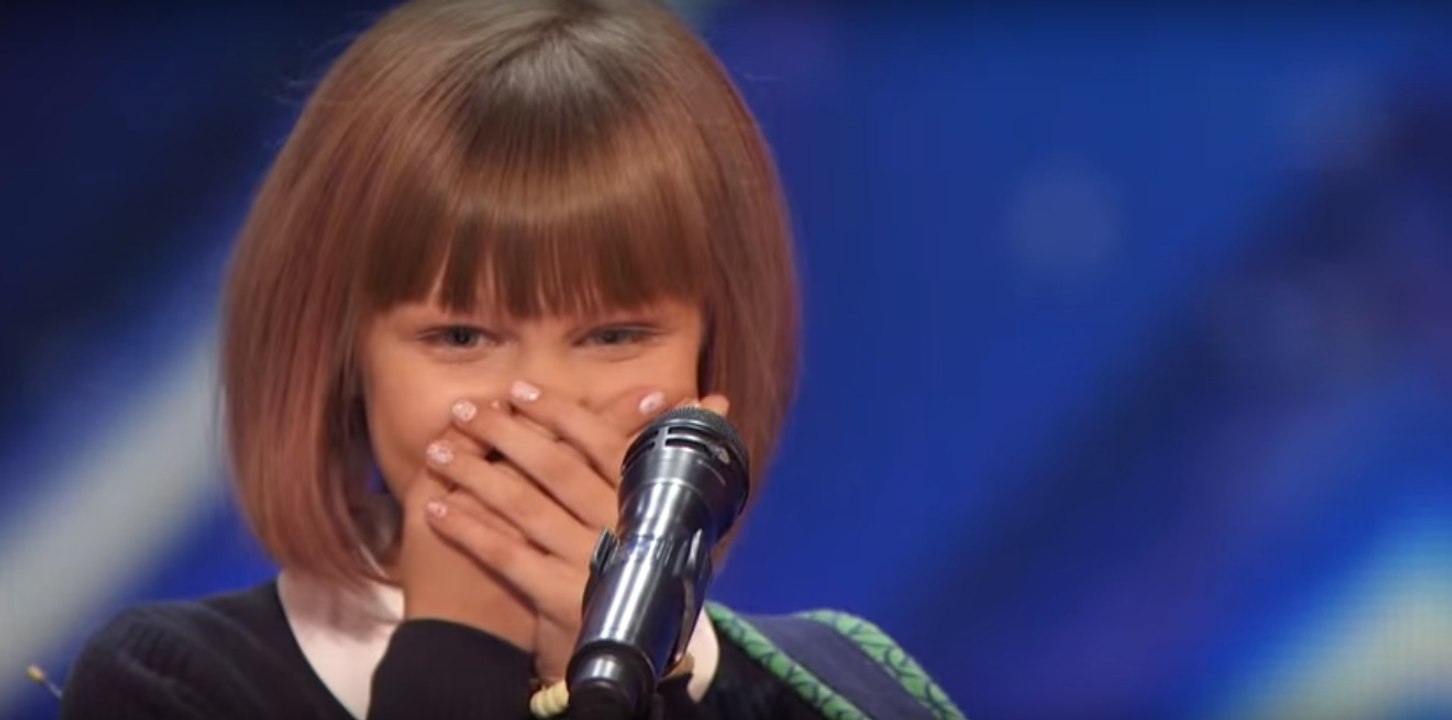 Dieses kleine Mädchen wirkt viel zu schüchtern und aufgeregt, um singen zu können. Doch dann legt sie los... Mit atemberaubendem Talent!