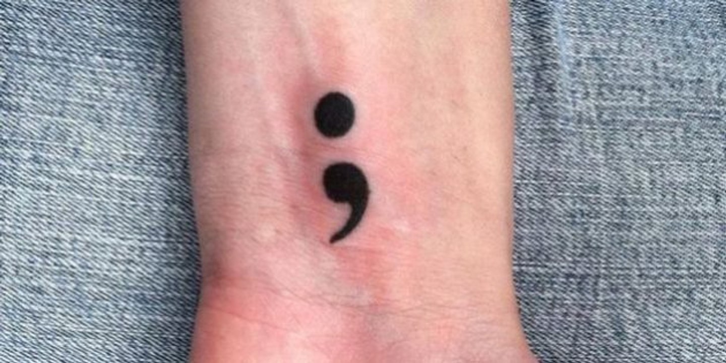 Semikolon-Tattoo: Das bedeutet der Strichpunkt wirklich