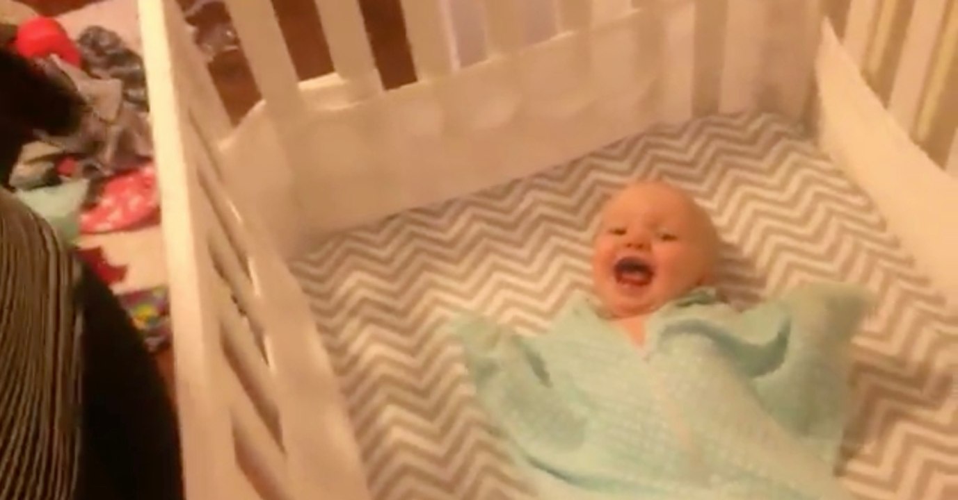 Das Baby freut sich riesig auf den Besuch seines besten Freundes