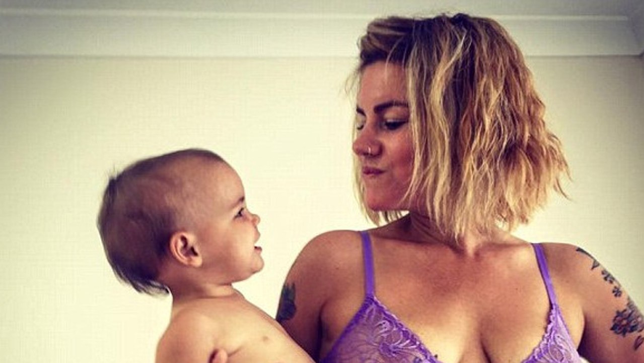 Die australische Bloggerin Constance Hall zeigt auch nach der vierten Entbindung noch nackte Haut ohne Komplexe