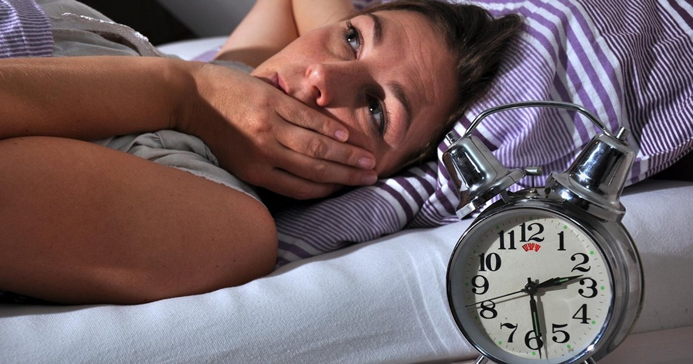 Du wachst nachts immer zur gleichen Uhrzeit auf? Das will dir dein Körper damit sagen!