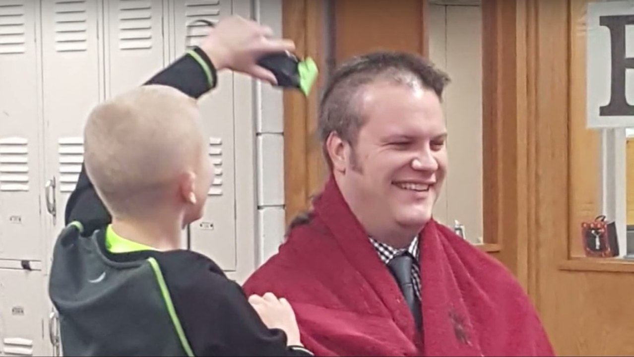 Er rasiert seinem Schuldirektor mitten im Unterricht die Haare. Der Grund dafür wird euch zu Tränen rühren!