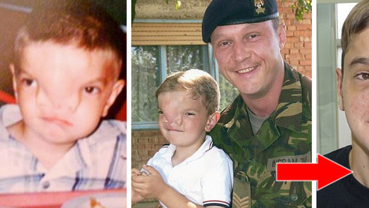 Der britische Wayne Ingram Soldat hilft dem Jungen Stevan Savic