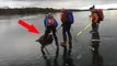 Sie gehen Eislaufen, was sie auf dem zugefrorenen See entdecken, ist unglaublich! Doch dann...