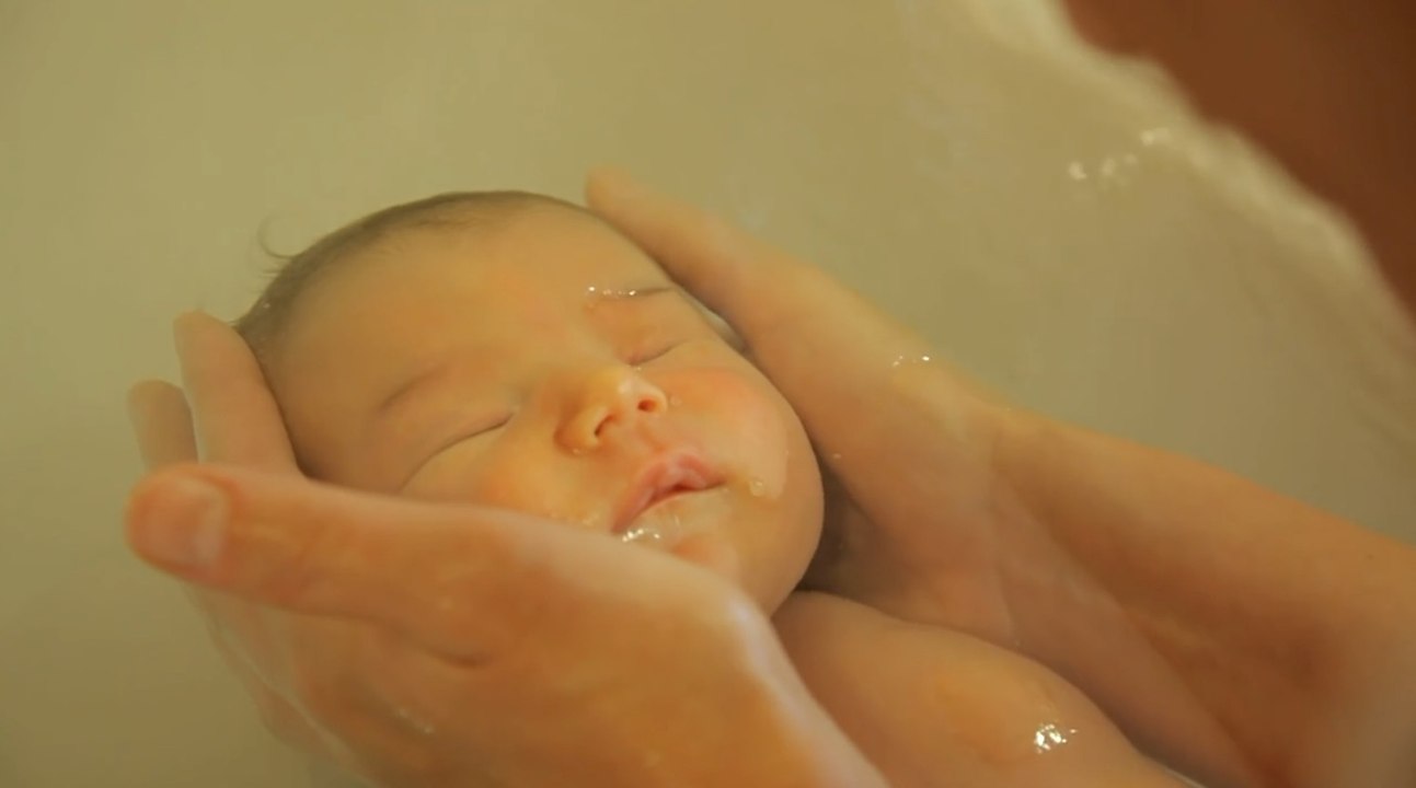 Diese Hebamme taucht das Neugeborene ins Waschbecken und verzaubert Millionen von Menschen