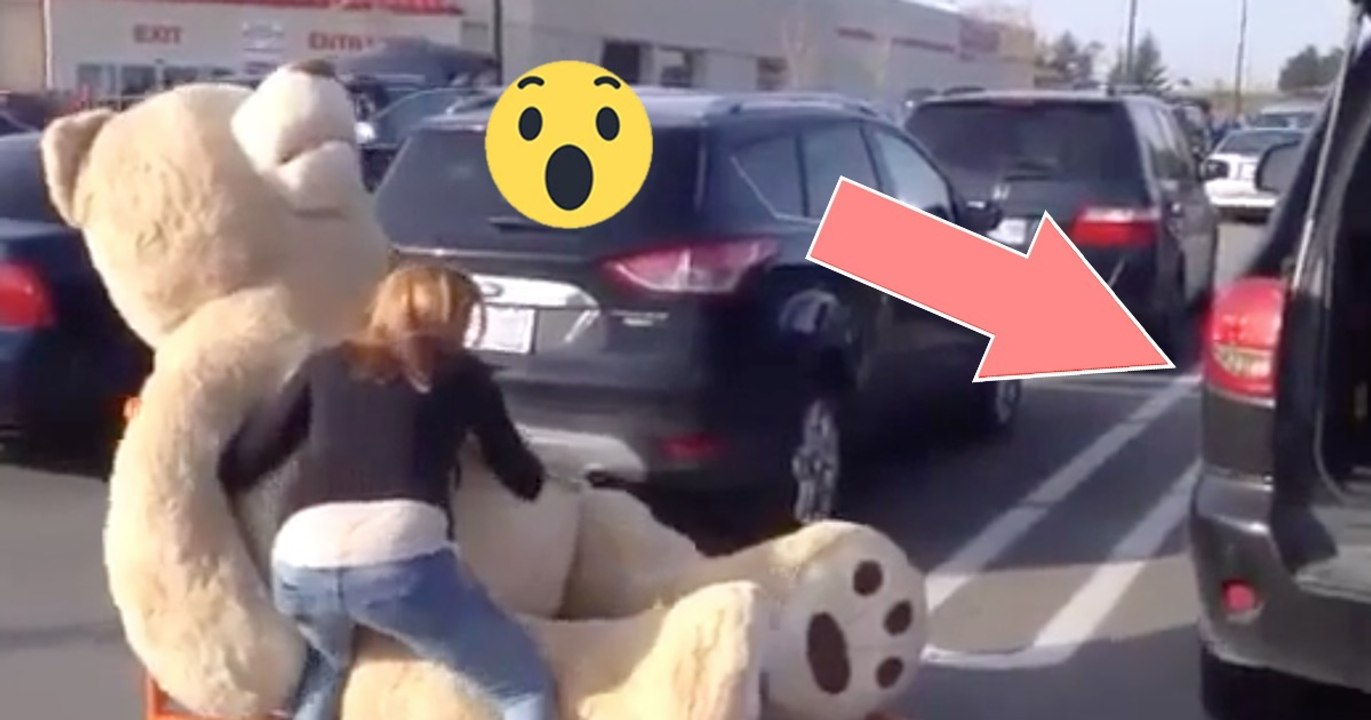 Sie hat einen Riesen-Teddy für ihre Tochter gekauft, doch auf dem Parkplatz kommt die Stunde der Wahrheit!