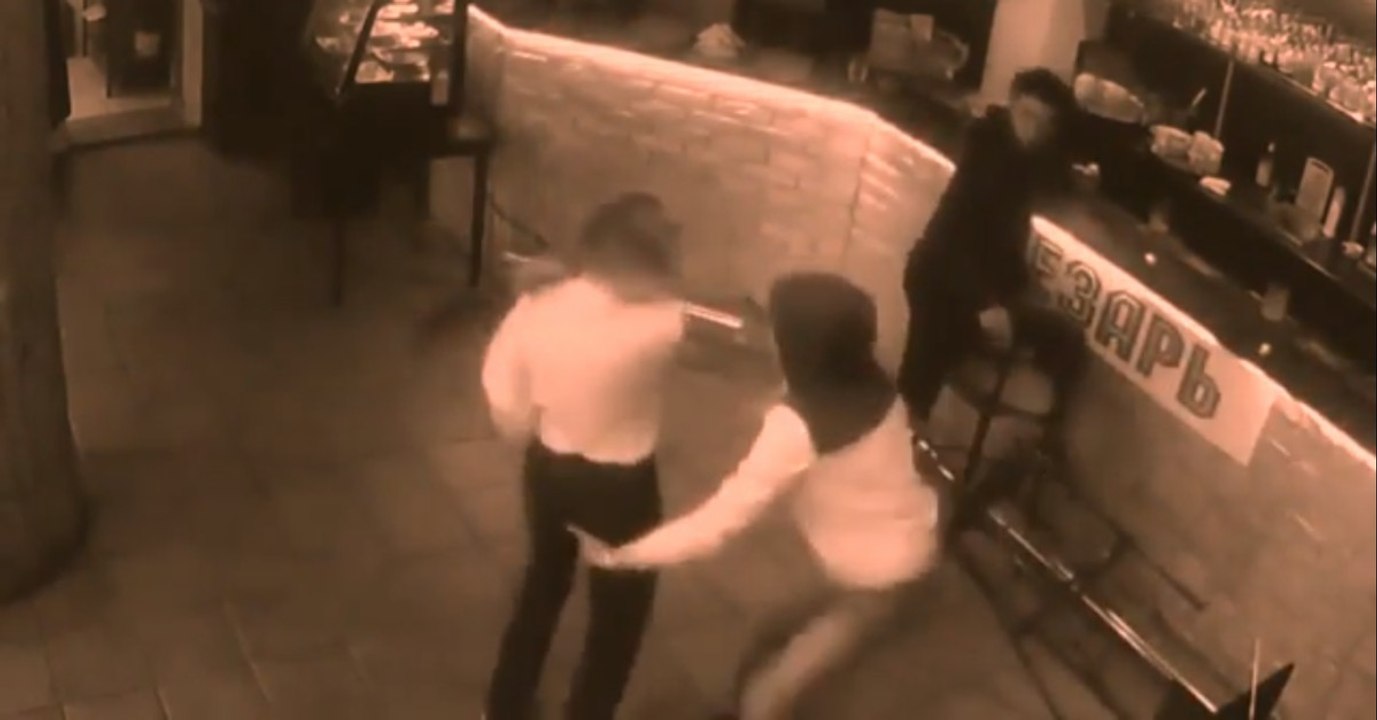 Russe begrabscht Kellnerin, doch ihre Reaktion ist Gold wert!