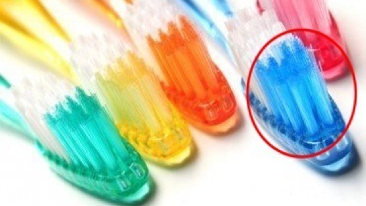 90% der Leute wissen nicht, wozu das farbige Ende ihrer Zahnbürste gut ist.. Die Antwort ist verblüffend!