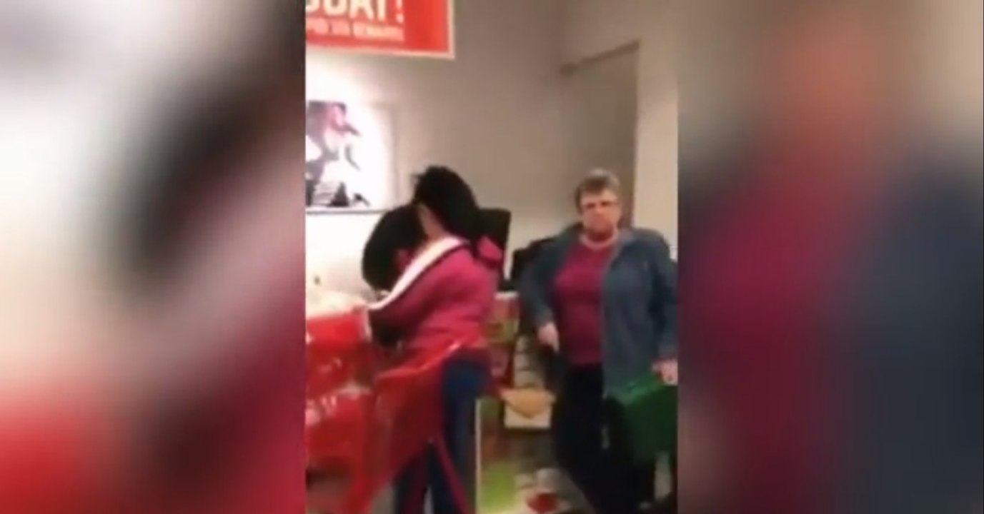 Sie steht an der Kasse und fängt an, gegen die Damen vor ihr zu pöbeln, doch dann...