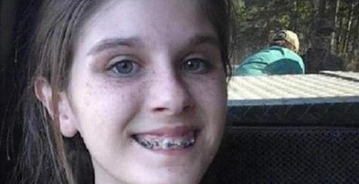 Sie macht ein Selfie im Urlaub, doch übersieht ein gruseliges Detail