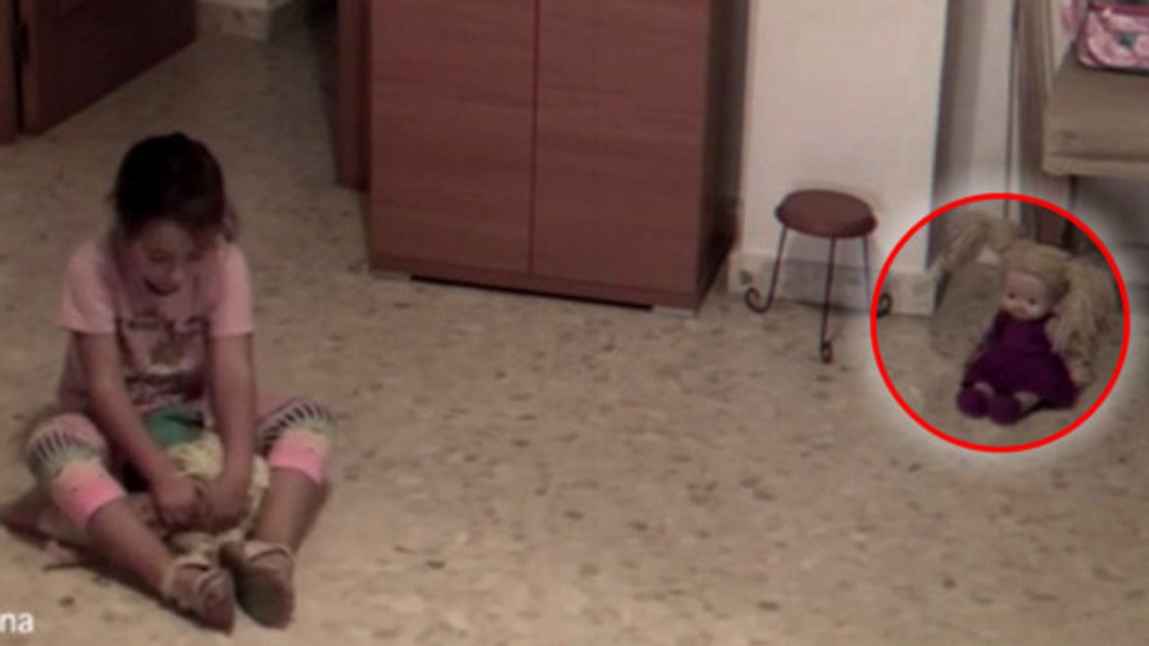 Die Puppe dieses kleinen Mädchens bewegt von alleine den Kopf ... Hilfe!!