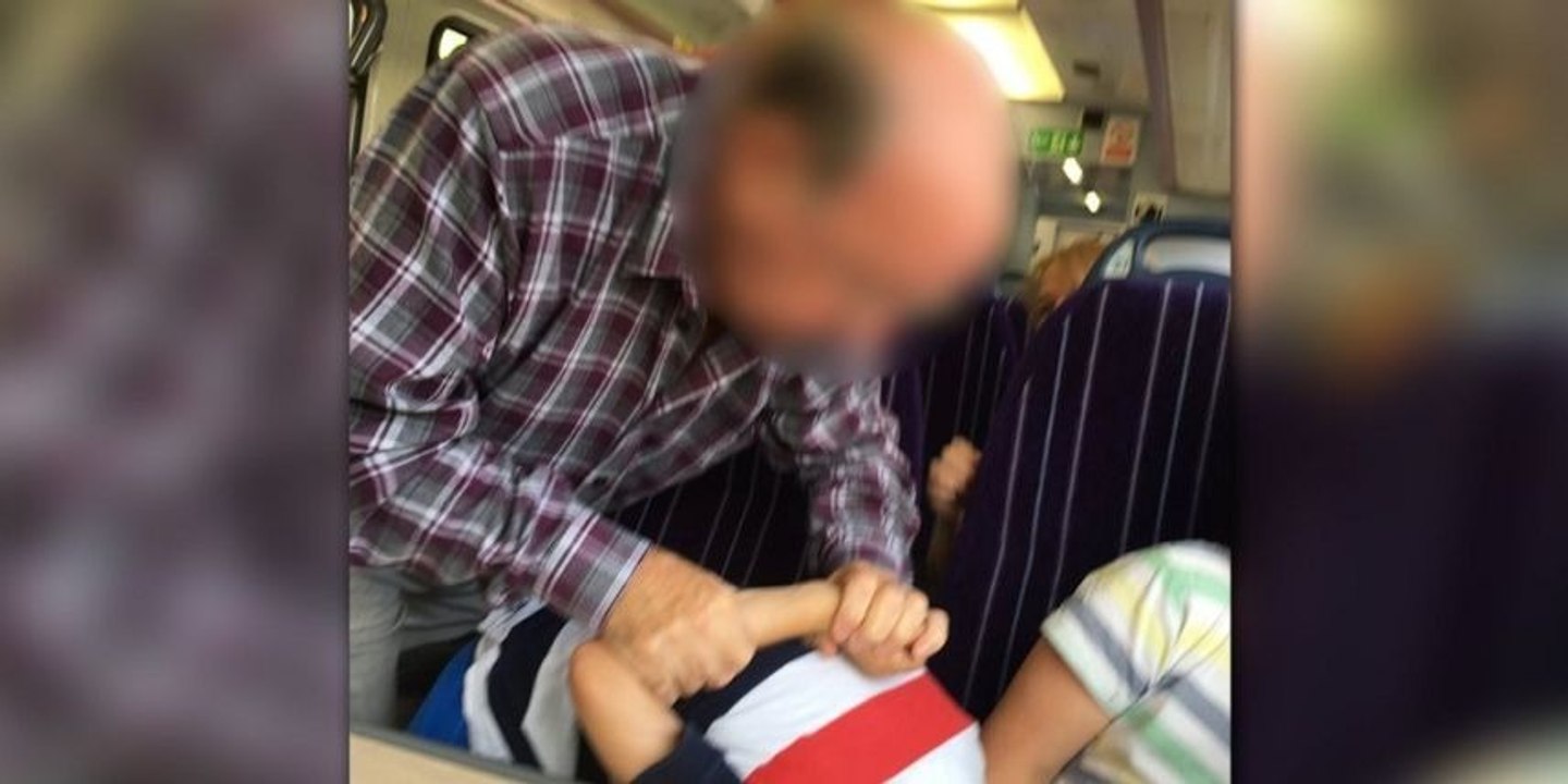 Ein Kind legt seine Füße im Zug auf den Sitz. Die Reaktion dieses Rentners schockiert das Netz!