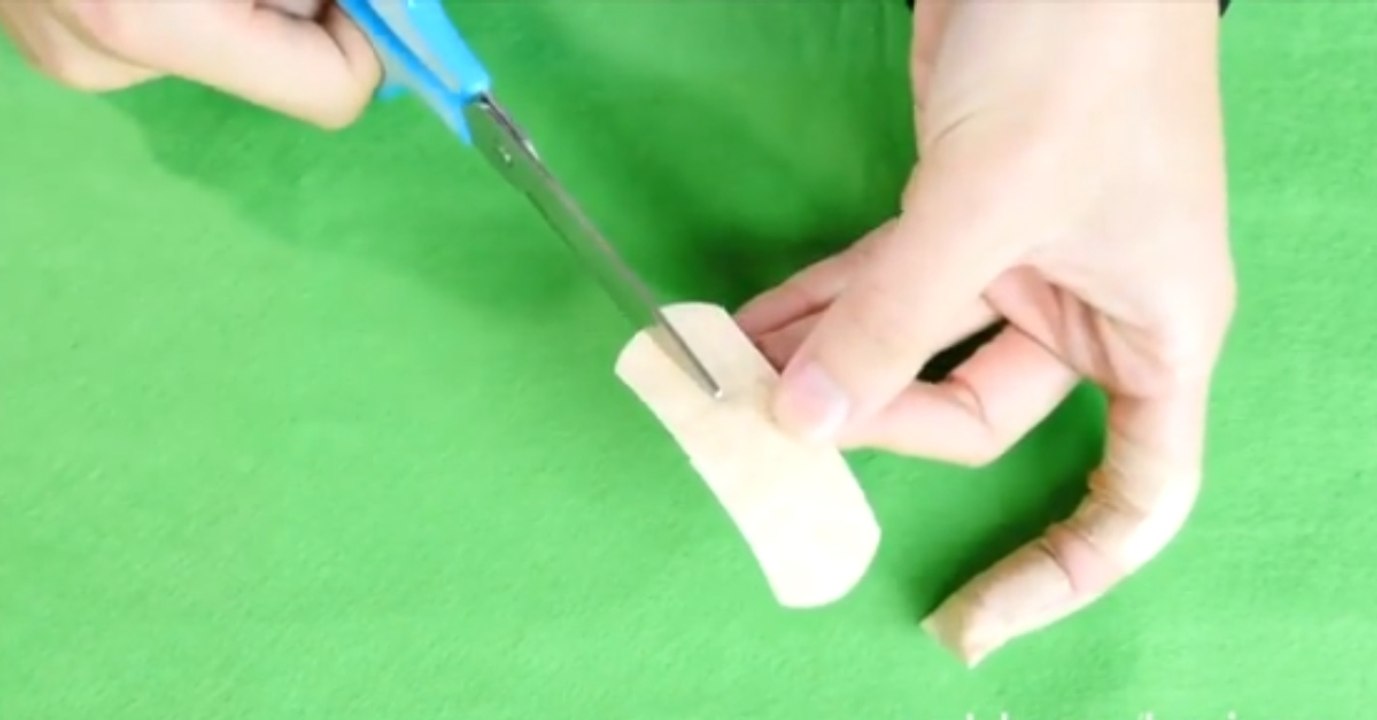 Mit diesem Trick fällt euch das Pflaster endlich nicht mehr vom Finger!
