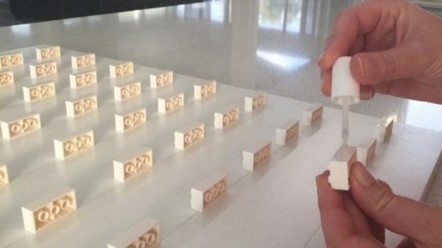 Sie klebt alte Lego-Bausteine auf. Doch was hat sie damit vor?