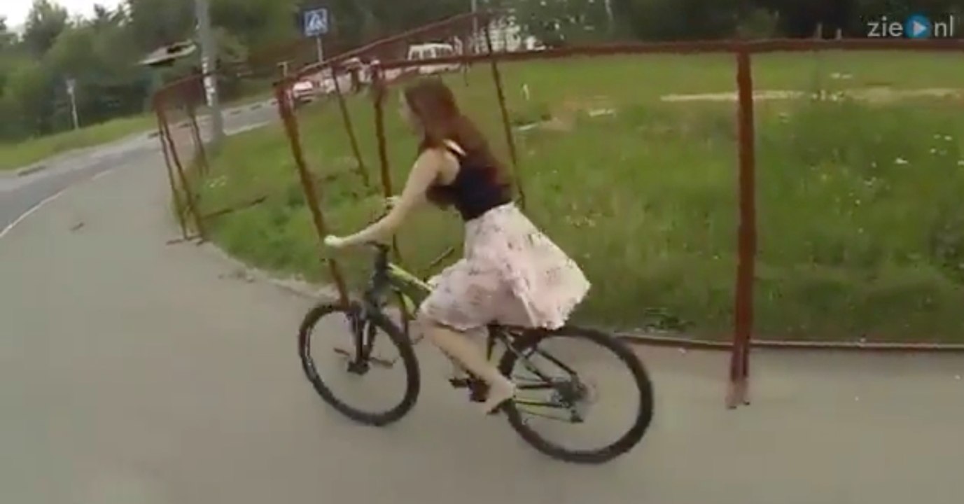 Peinlich: Sie fährt Fahrrad. Dann trifft sie auf ein Hindernis