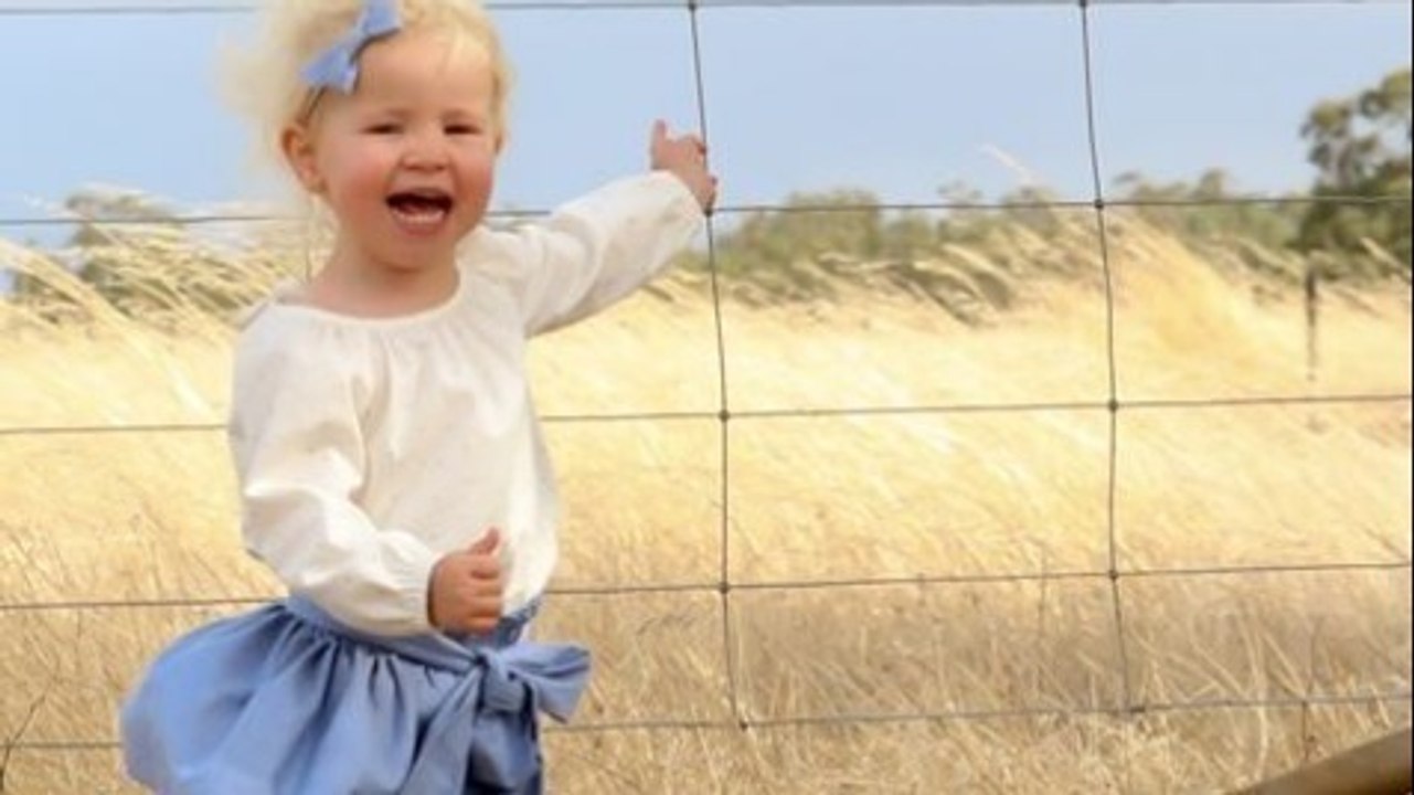 Diese Mutter fotografiert ihre kleine Tochter, während gerade eine riesige Schlange neben ihr auftaucht