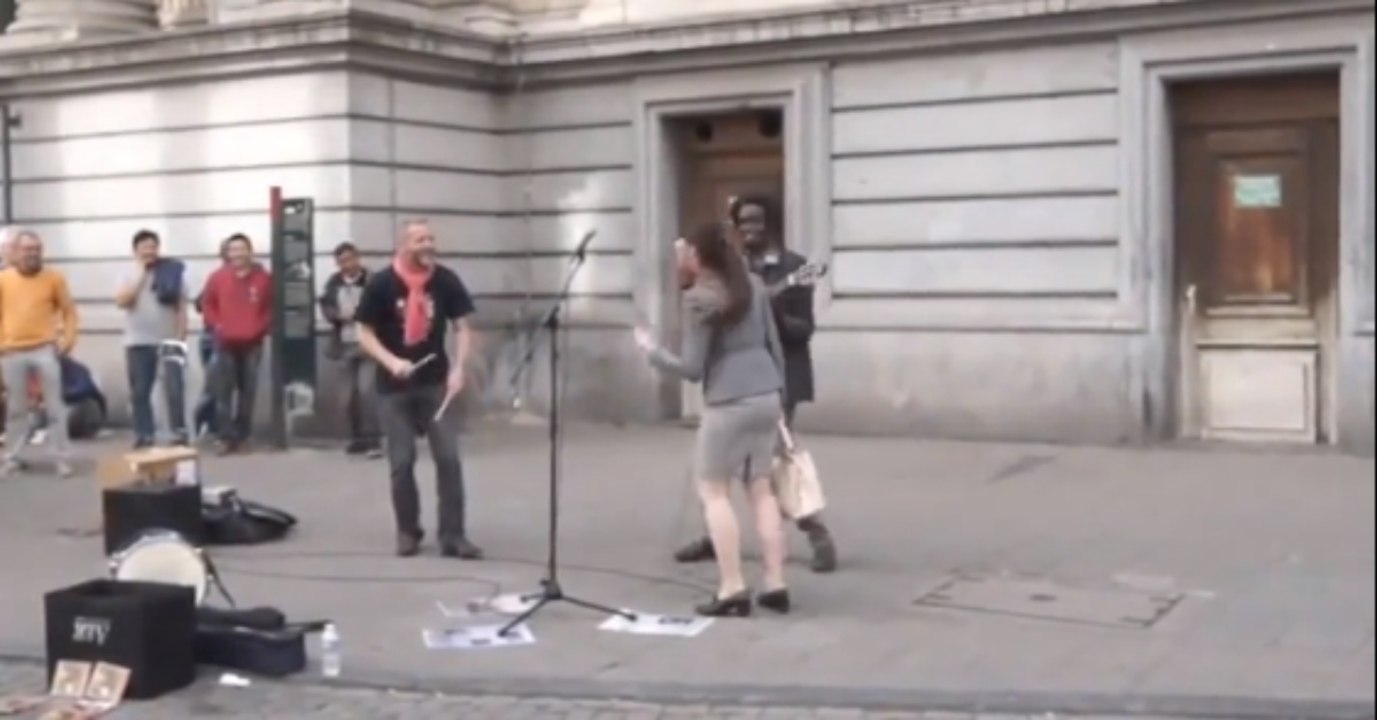 Straßenmusiker fordert Passantin auf mit ihm zu singen. Ihre Reaktion haut alle von den Socken!