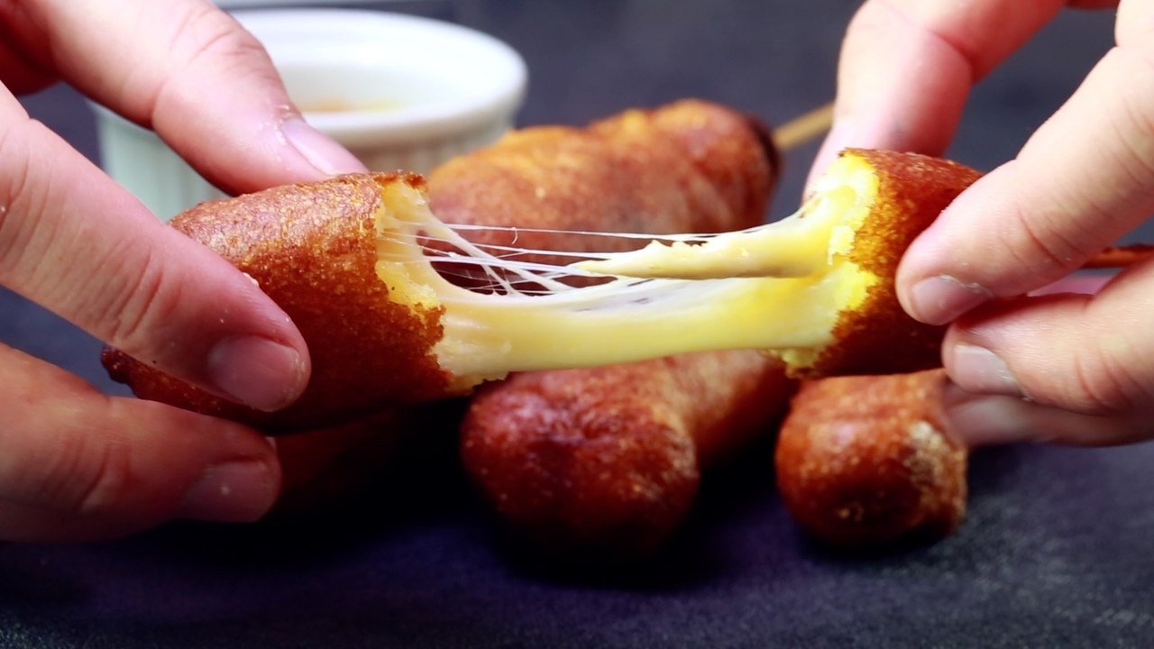 Rezept: Corn Dogs mit Emmentaler... Wer wird da nicht schwach?