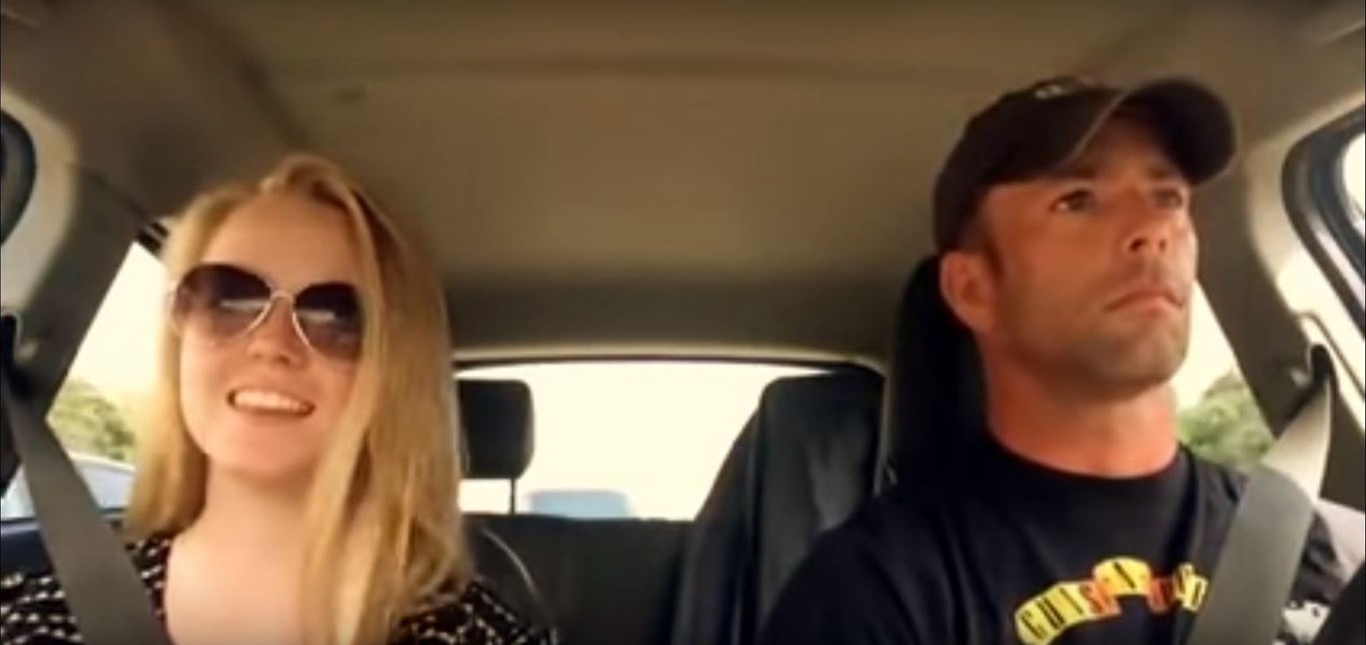 Als sie im Auto anfängt zu singen, reagiert ihr Vater einfach herrlich! Pass gut auf!