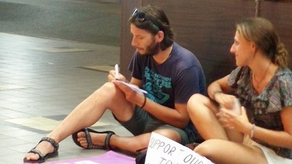 Das Foto dieser beiden Reisenden löst einen Skandal aus! Sobald du es siehst, wirst auch du schockiert sein!