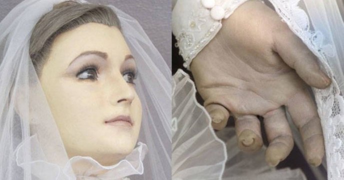 Puppe im Ladenfenster: An der Hand lässt sich erkennen, um was es wirklich handelt