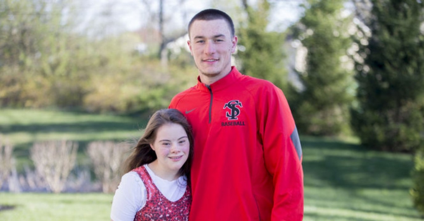 Er macht ihr ein Versprechen: Sieben Jahre später löst er es ein