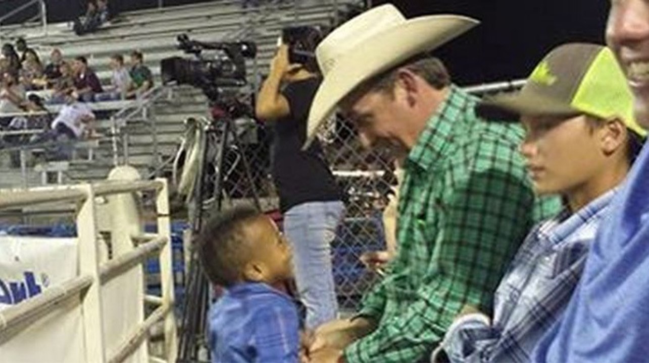 Als sich dieser kleine Junge einem Fremden nähert, brechen seine Eltern in Tränen aus, denn...