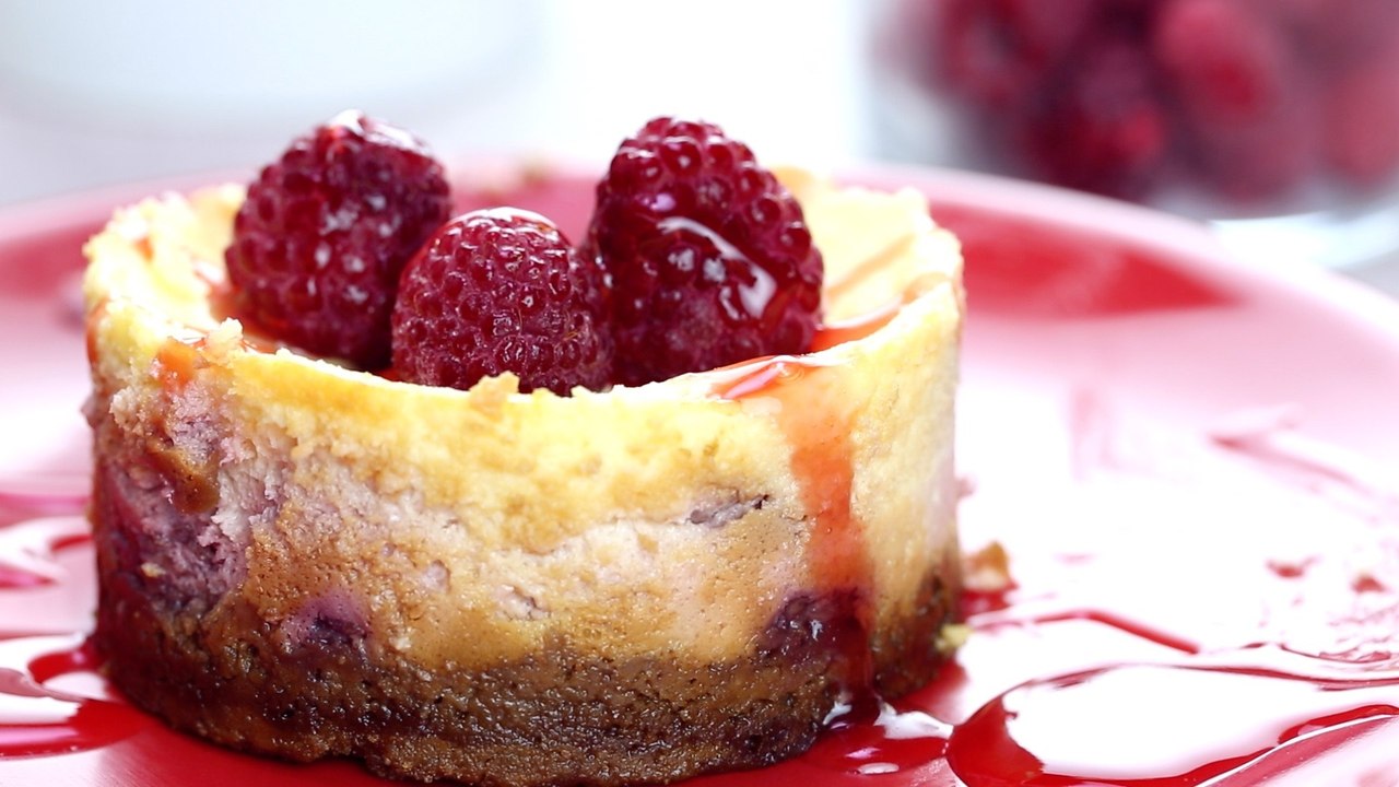 Rezept: Mini-Himbeer-Cheesecakes mit weißer Schokolade!
