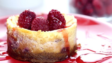 Rezept: Mini-Himbeer-Cheesecakes mit weißer Schokolade!