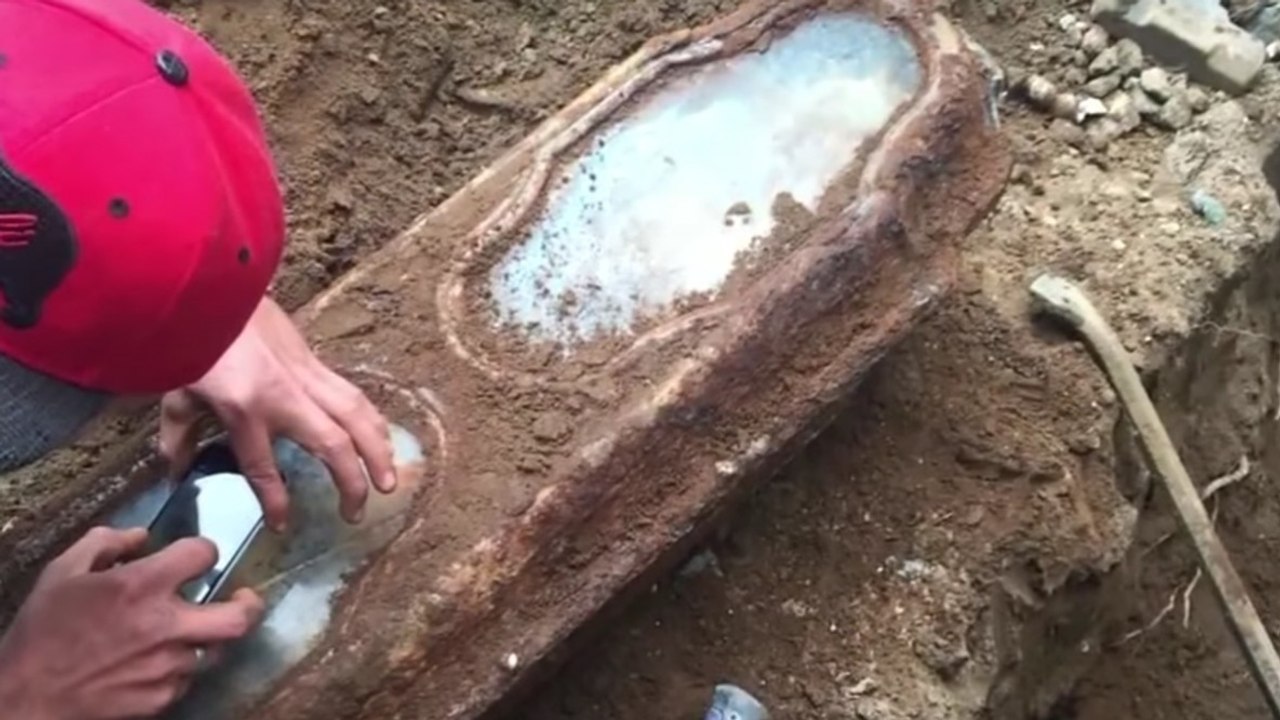 Bauarbeiter finden beim Umbauen einen Sarg unter dem Haus und öffnen ihn